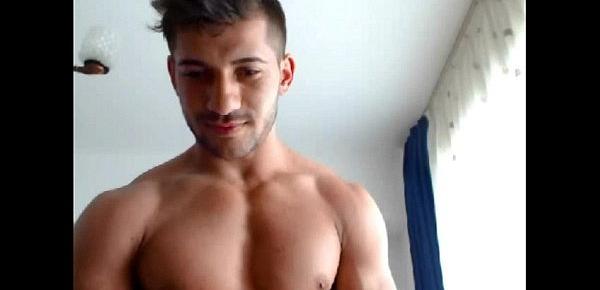  Cute 21yo muscle boy flexes his big muscles on cam for you